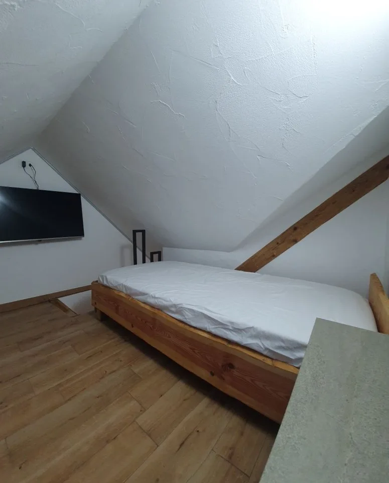 2 étages, chambre meublée, tout compris, PAS de bénéficiaires de l'aide sociale !