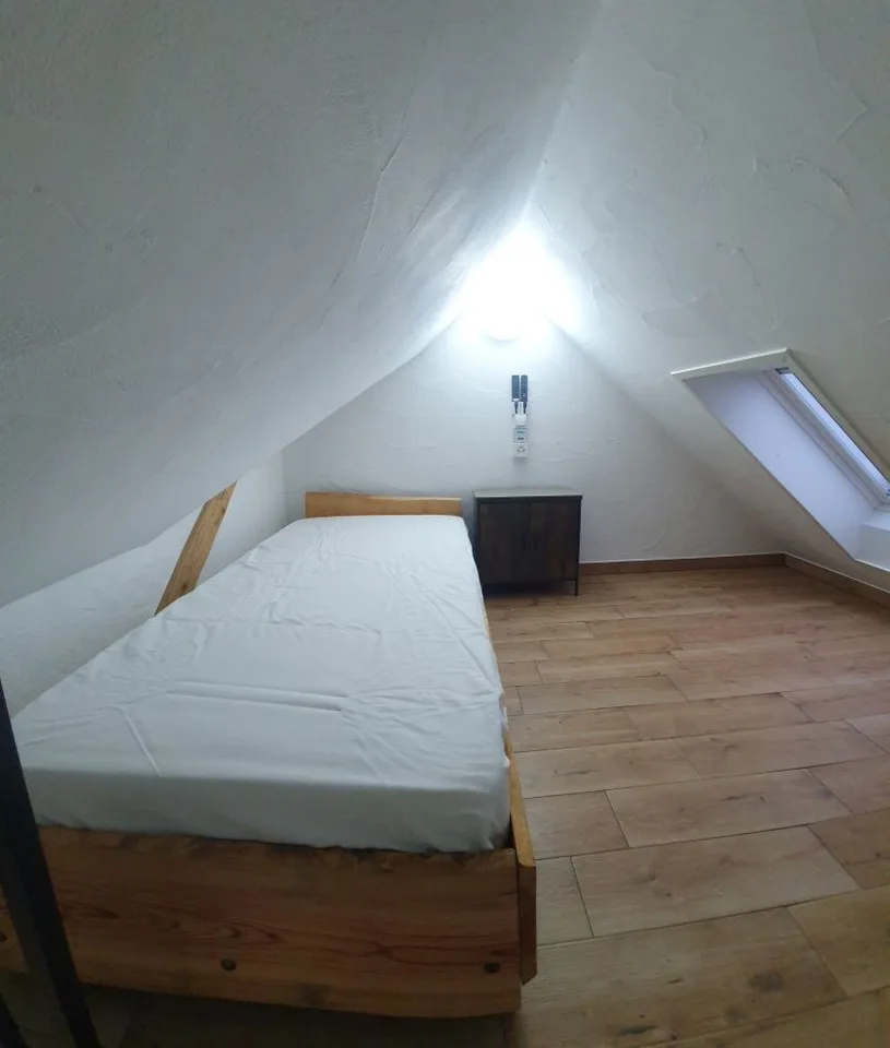 2 étages, chambre meublée, tout compris, PAS de bénéficiaires de l'aide sociale !