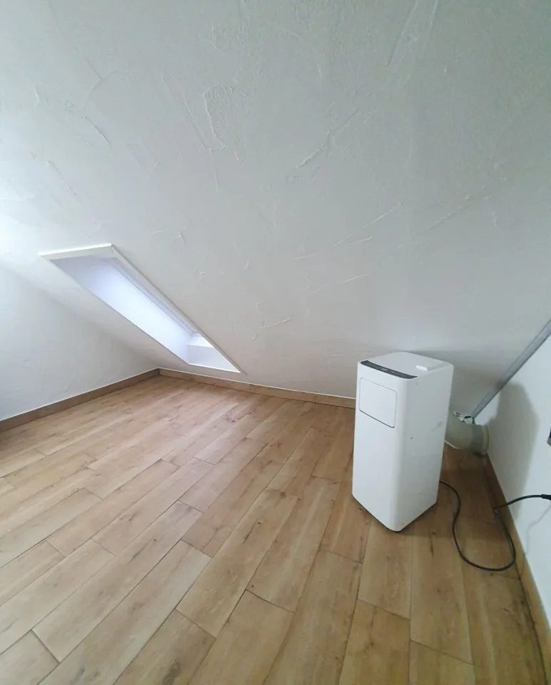 2 étages, chambre meublée, tout compris, PAS de bénéficiaires de l'aide sociale !