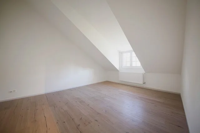 Es wird ein helles und geräumiges Einzelzimmer in einer gepflegten Wohngemeinschaft im Zentrum von Winterthur-Seen vermietet.