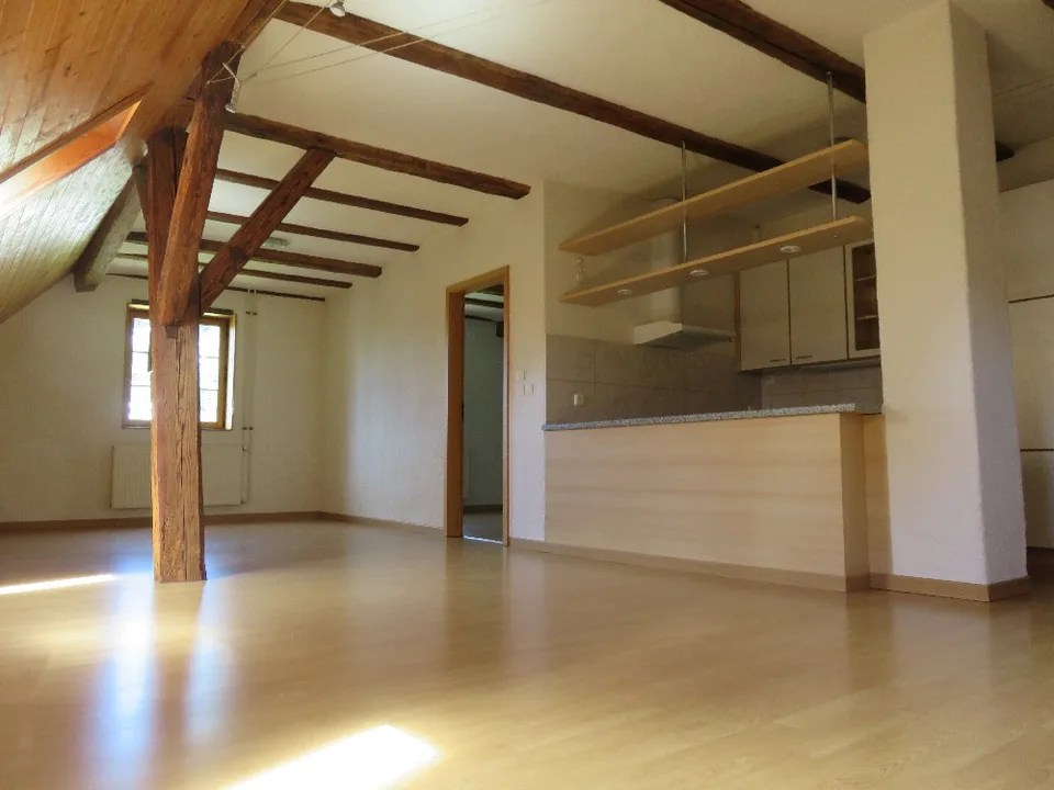 2.5-Zimmer-Dachwohnung mit Fachwerkcharme, Garten und Parkplatz
