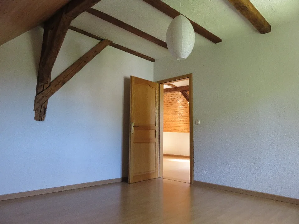 2.5-Zimmer-Dachwohnung mit Fachwerkcharme, Garten und Parkplatz