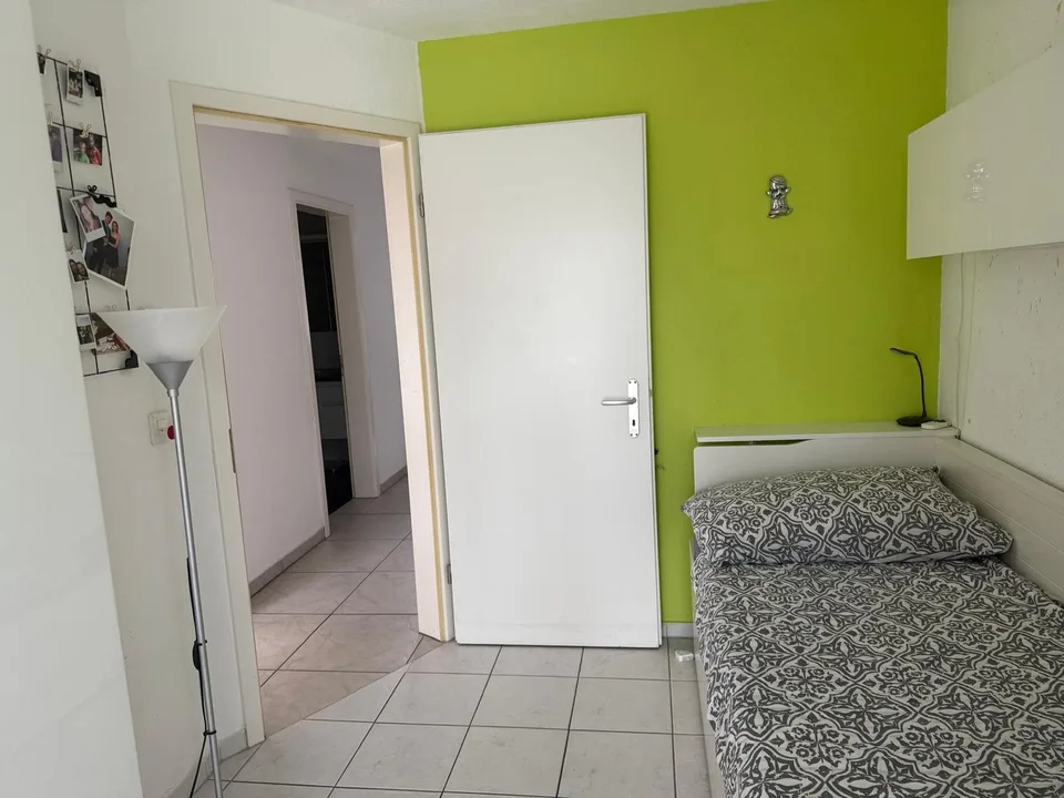 Möbliertes Zimmer mit Balkonzugang nahe Bahnhof für Studenten