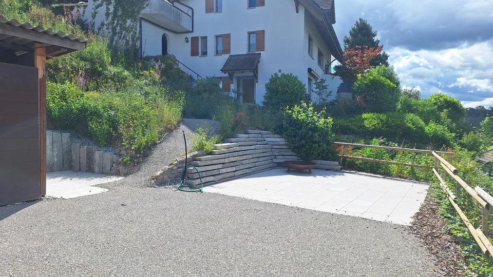 Freistehendes Einfamilienhaus an sonniger Hanglage mit über 1'000 m² Grundstück