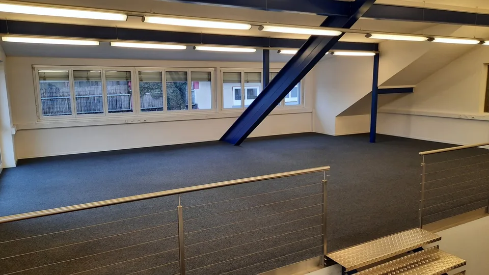 Grosszügiges, helles Büro mit 5–6 Parkplätzen in Winterthur