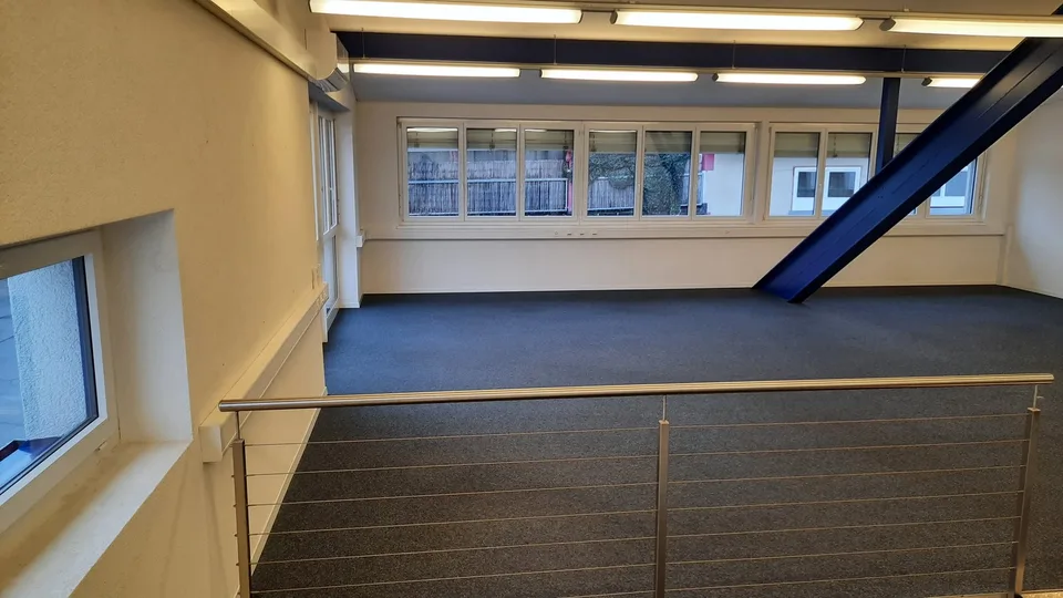 Grosszügiges, helles Büro mit 5–6 Parkplätzen in Winterthur