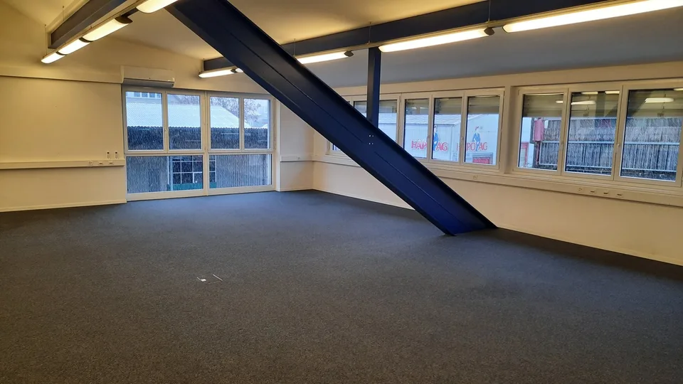 Grosszügiges, helles Büro mit 5–6 Parkplätzen in Winterthur