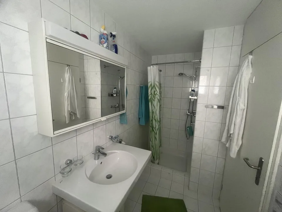 Möbliertes Zimmer (ca. 10,5m2) mit Blick auf Flughafen & Schneeberge – ideal für ZRH Flughafenpersonal (Einzug: Anfang Sept.26 oder nach Vereinbarung)