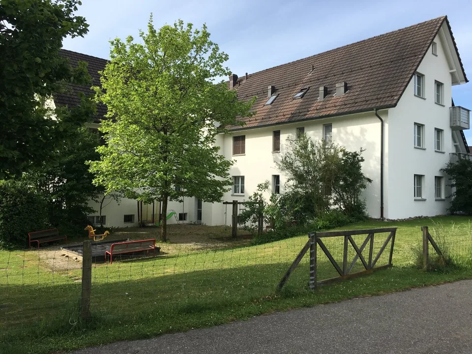 Wow! Frisch sanierte 4.5 Z-Wohnung mit sonnigem Balkon im 1. OG