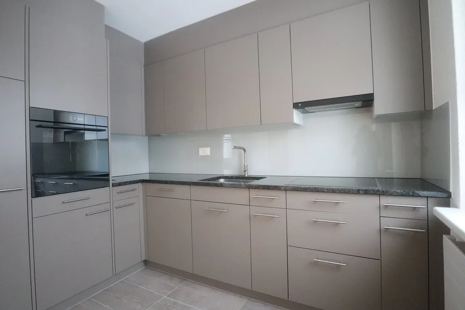 Wow! Frisch sanierte 4.5 Z-Wohnung mit sonnigem Balkon im 1. OG