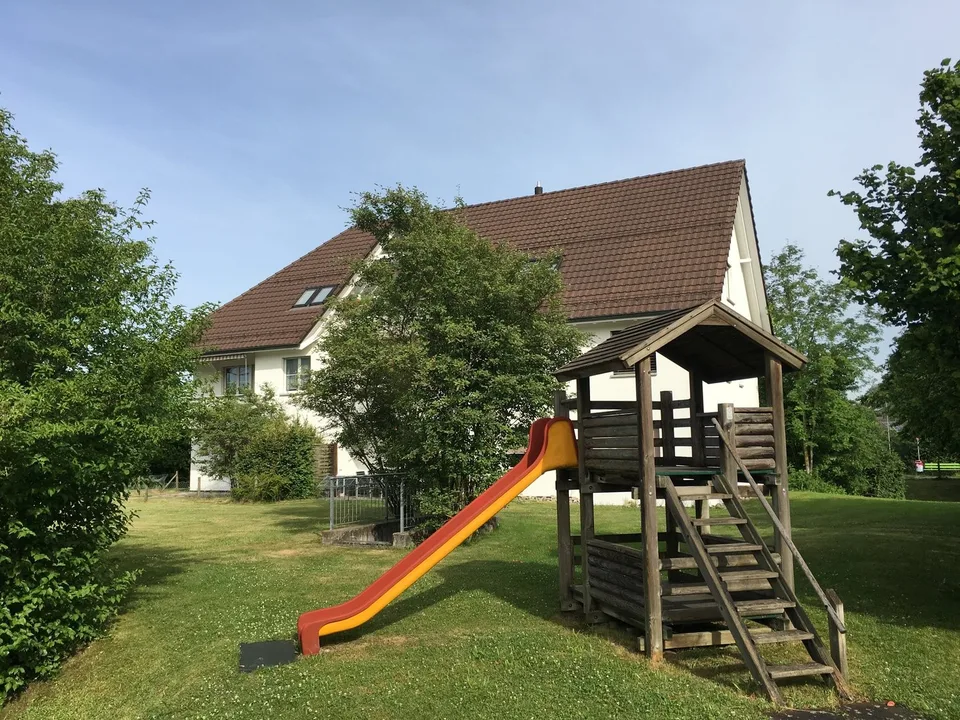 Wow! Frisch sanierte 4.5 Z-Wohnung mit sonnigem Balkon im 1. OG