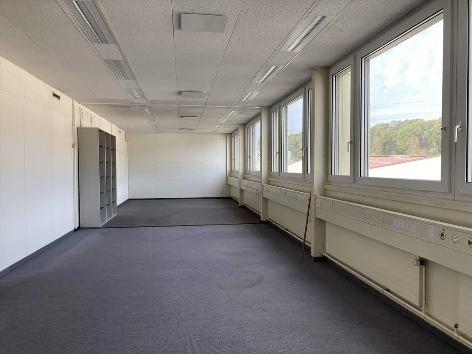 Büroflächen in geschäftigem Logistikindustriequartier