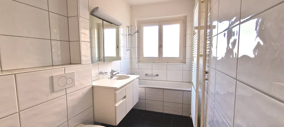 Modern möbliertes Zimmer