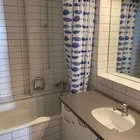 Modern möbliertes Zimmer