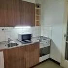 Modern möbliertes Zimmer