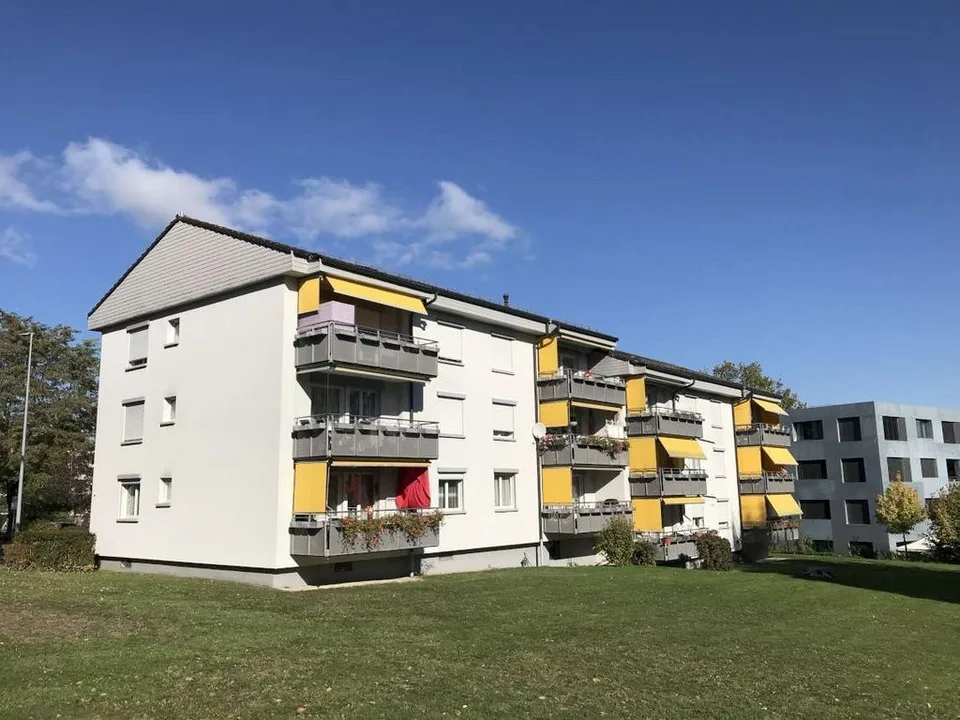 Ungedeckter Motorradabstellplatz in schönem Wohnquartier