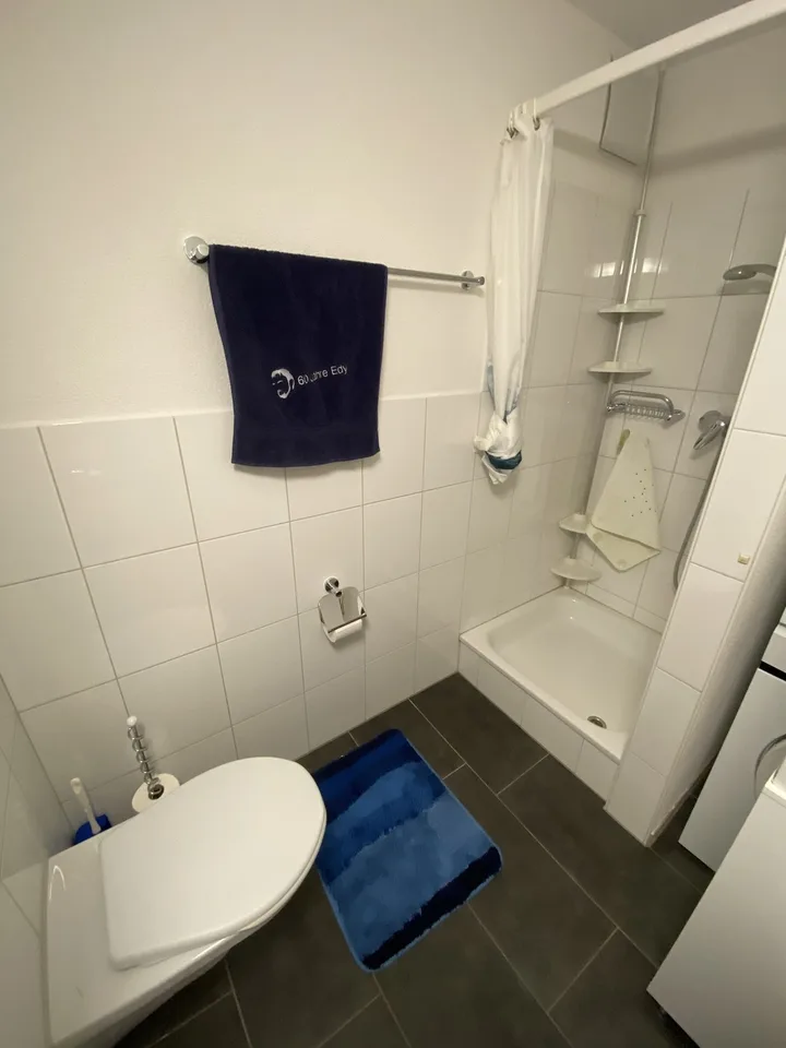 Helles Zimmer mit eigenem Bad und grossem Sitzplatz in Oberwinterthur