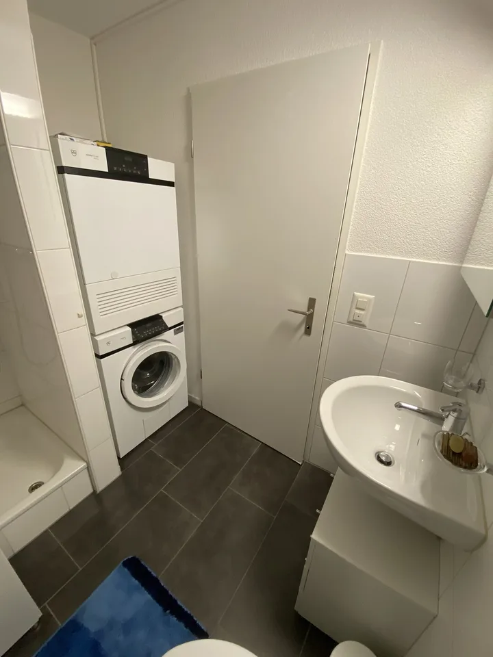 Helles Zimmer mit eigenem Bad und grossem Sitzplatz in Oberwinterthur
