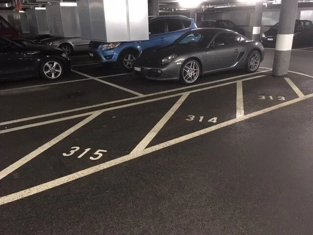 Tiefgaragenparkplatz Motorrad