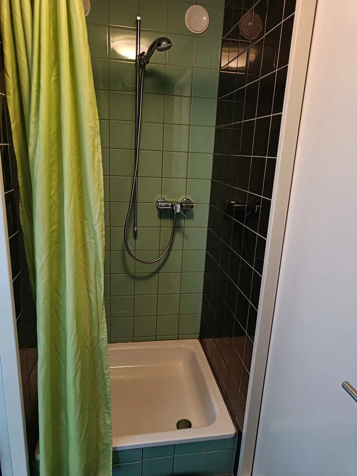 Modernes möbliertes Zimmer in Flurgemeinschaft / oberstes Stockwerk