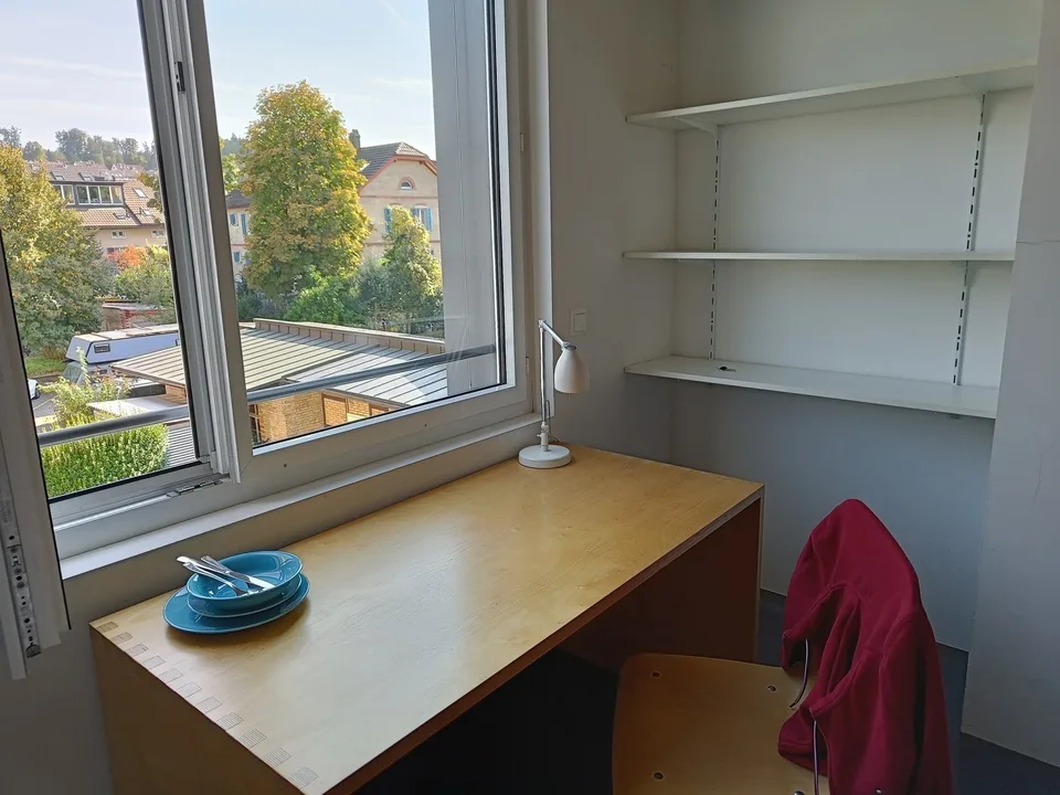 Modernes möbliertes Zimmer in Flurgemeinschaft / oberstes Stockwerk