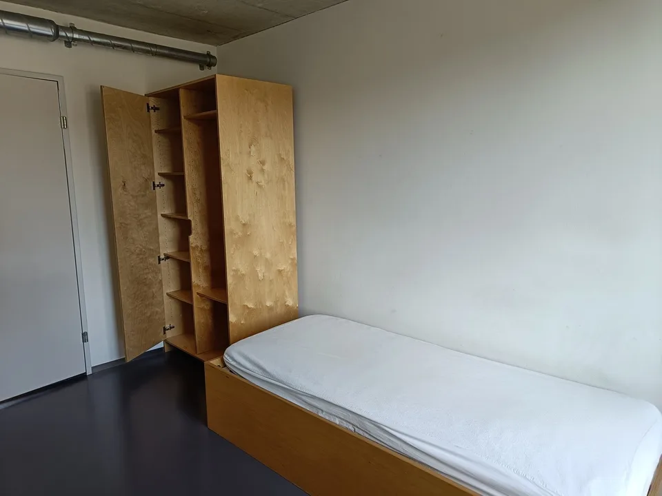 Modernes möbliertes Zimmer in Flurgemeinschaft / oberstes Stockwerk