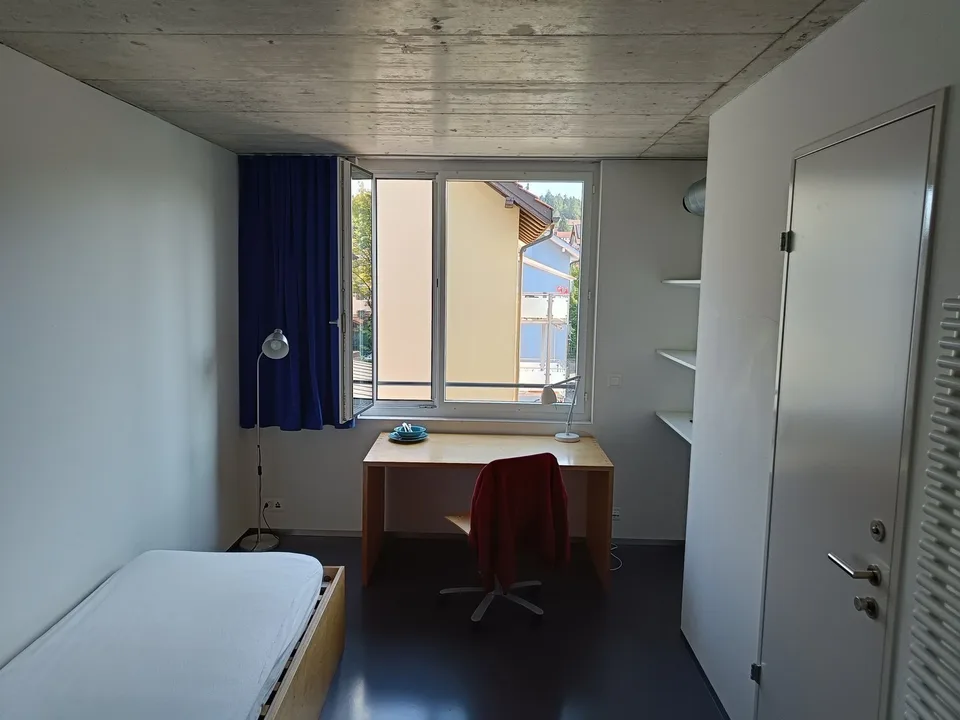 Modernes möbliertes Zimmer in Flurgemeinschaft / oberstes Stockwerk