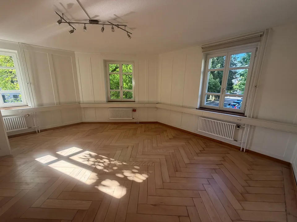 Charmante 2.5-Zimmer-Wohnung an bester Lage – nur 1 Gehminute vom Bahnhof