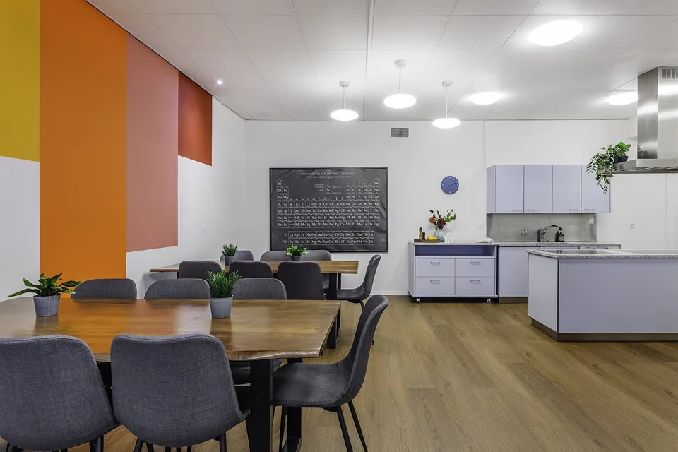 Attraktives WG-Zimmer mit Arbeitsplatz und viel Licht