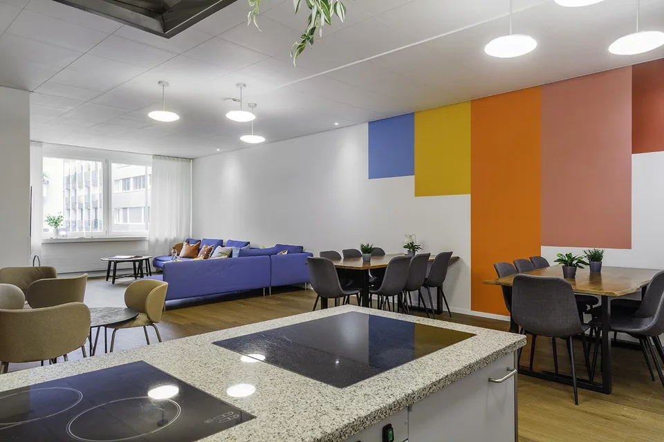 Attraktives WG-Zimmer mit Arbeitsplatz und viel Licht