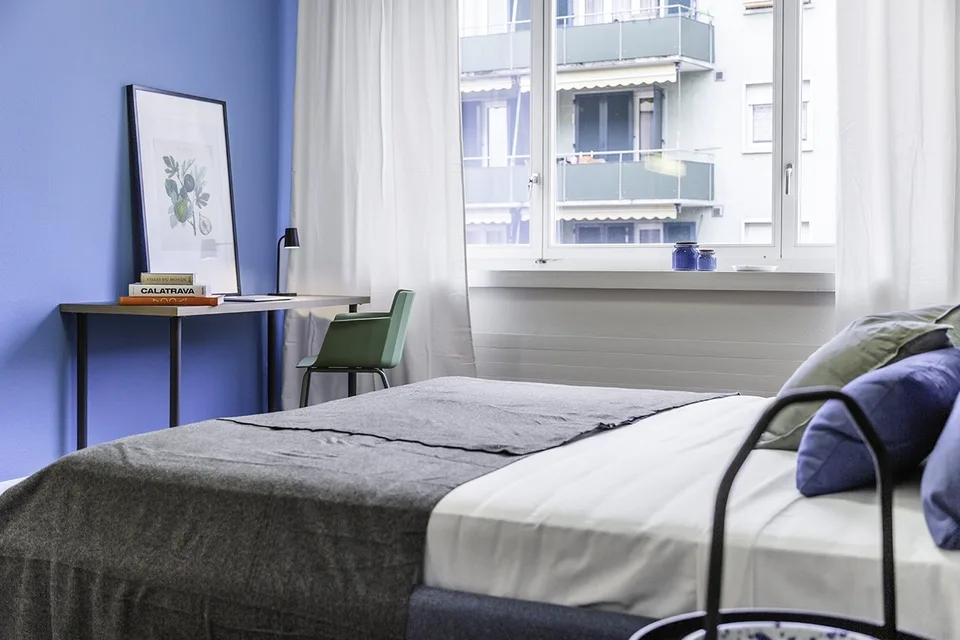 Attraktives WG-Zimmer mit Arbeitsplatz und viel Licht