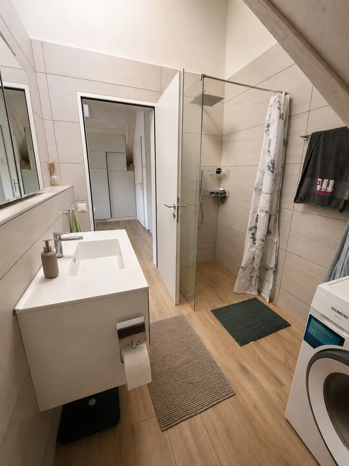 Helle Dachwohnung mit grossem Balkon und moderner Ausstattung