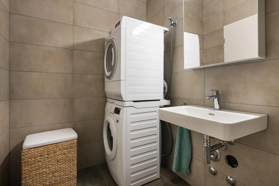 Moderne Dachwohnung mit Neubaucharakter