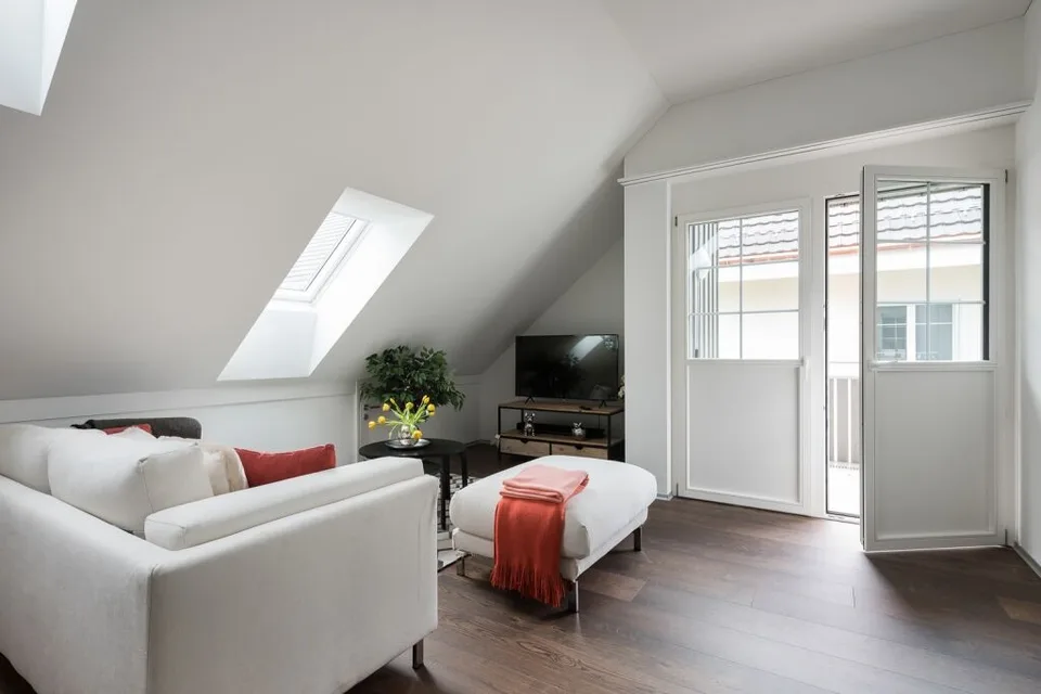Moderne Dachwohnung mit Neubaucharakter