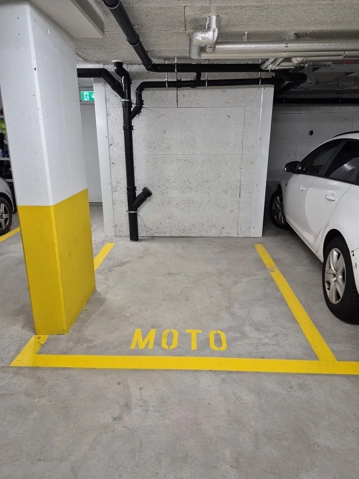 Zu vermieten Moto- oder E-Fahrzeug Einstellplatz in Höri