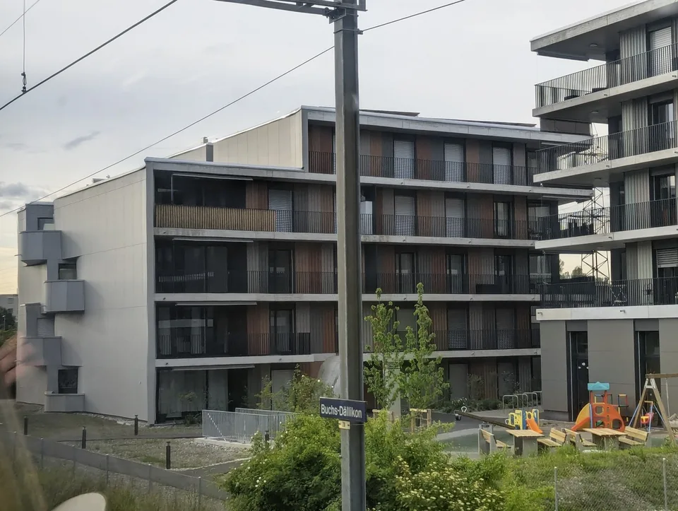 Erstbezug direkt am Bahnhof Buchs ZH