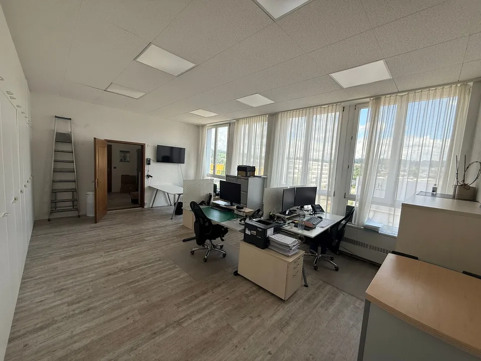 Helle Bürofläche mit grossem Empfangsbereich an attraktiver Lage in Regensdorf – photo 8 of 14