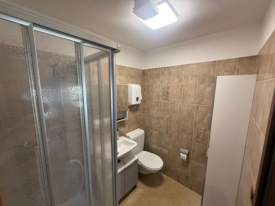 Helle Bürofläche mit grossem Empfangsbereich an attraktiver Lage in Regensdorf – photo 13 of 14