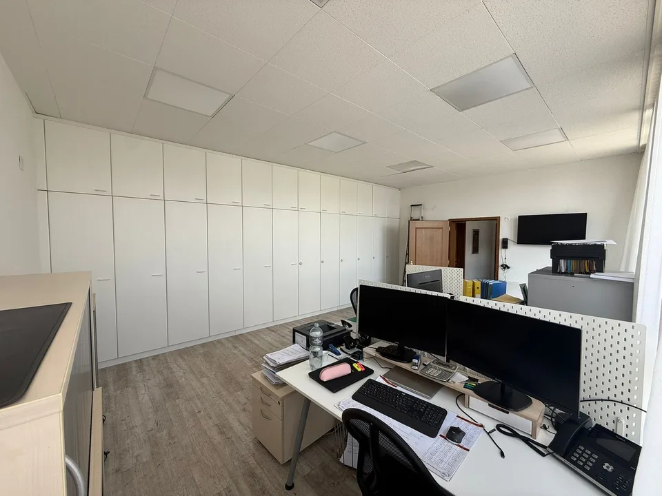 Helle Bürofläche mit grossem Empfangsbereich an attraktiver Lage in Regensdorf – photo 9 of 14