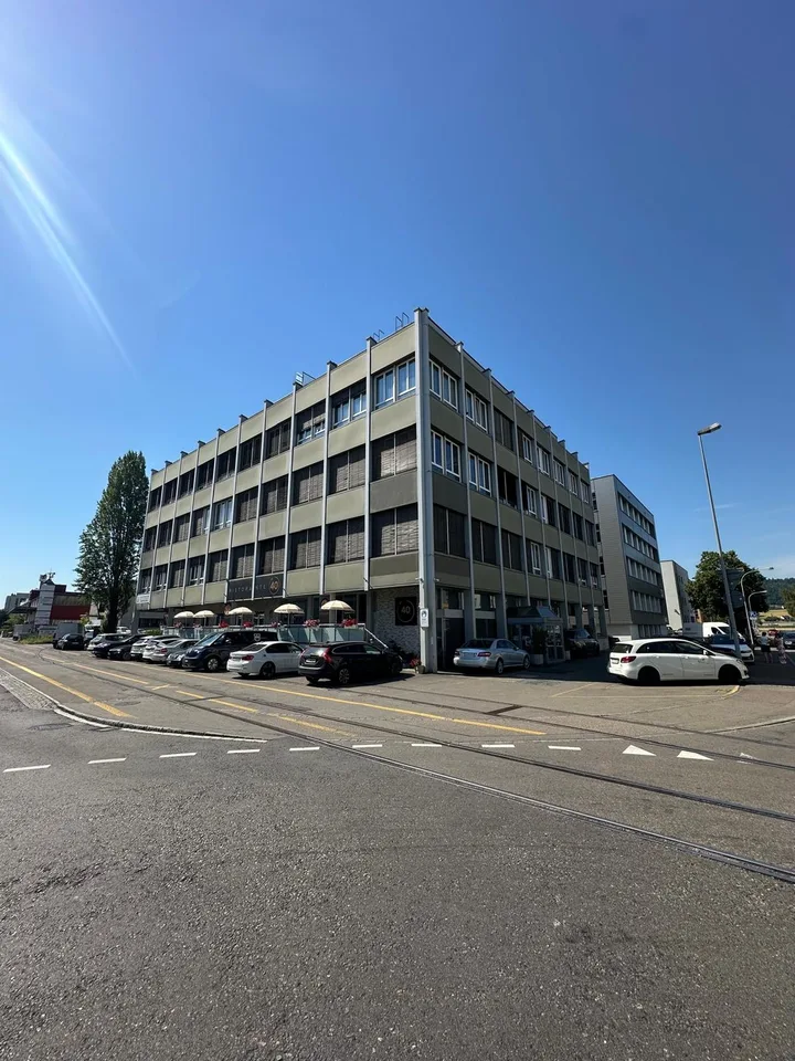 Helle Bürofläche mit grossem Empfangsbereich an attraktiver Lage in Regensdorf