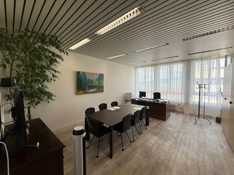 Helle Bürofläche an attraktiver Lage in Regensdorf