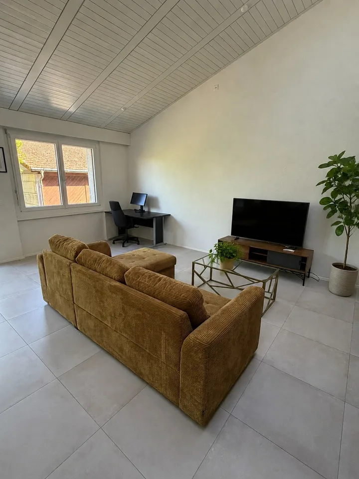 Lichtdurchflutete, möblierte 2-Zimmer-Wohnung mit eigenem Gartensitzplatz