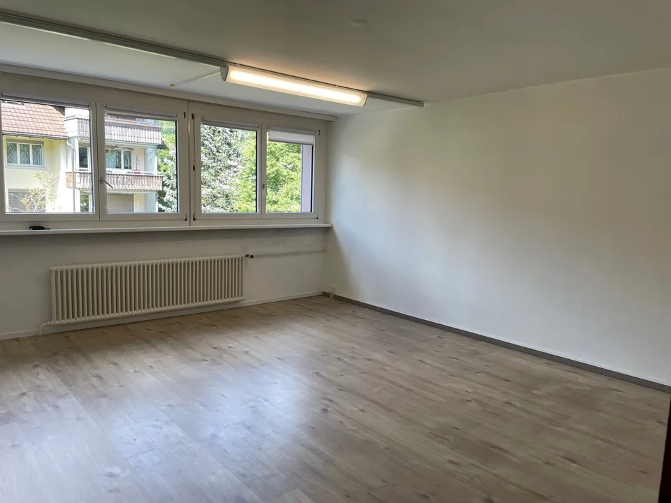Heller Gewerberaum mit Raumteilung und Küche