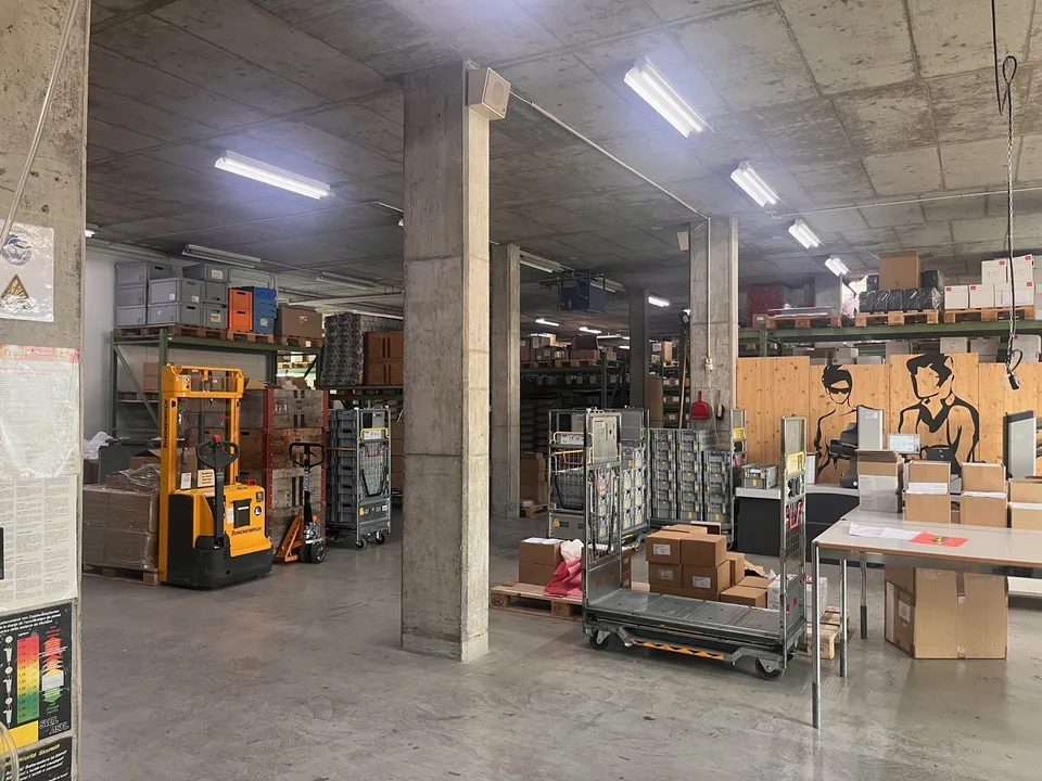 Gewerbefläche an bester Lage + mit super Logistik 145.-/m2/J. Es kann auch nur ein Teil gemietet werden.