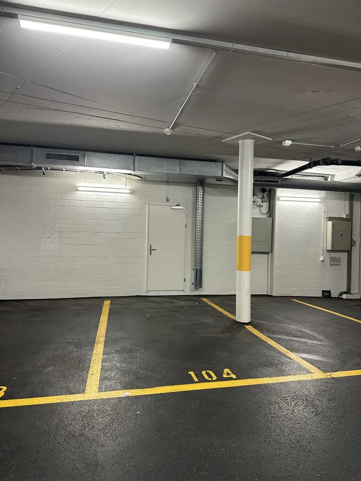 Zentraler überdachter Parkplatz in Einstellhalle