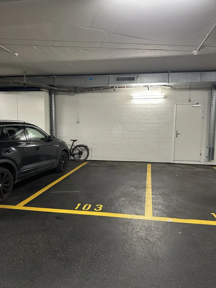 Zentraler überdachter Parkplatz in Einstellhalle
