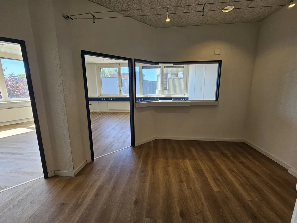 98m2 helle, moderne Büros, nähe Flughafen