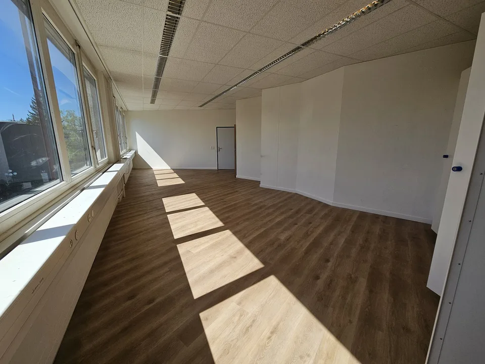 98m2 helle, moderne Büros, nähe Flughafen