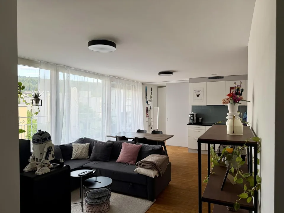 Gemütliche 3,5 Zimmer Wohnung, Möbliert + Tiefgarage