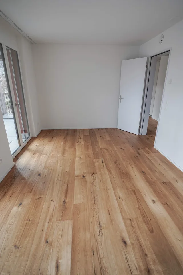 Helle 2.5-Zimmer-Attikawohnung mit verglastem Balkon und Bergsicht in Dietlikon